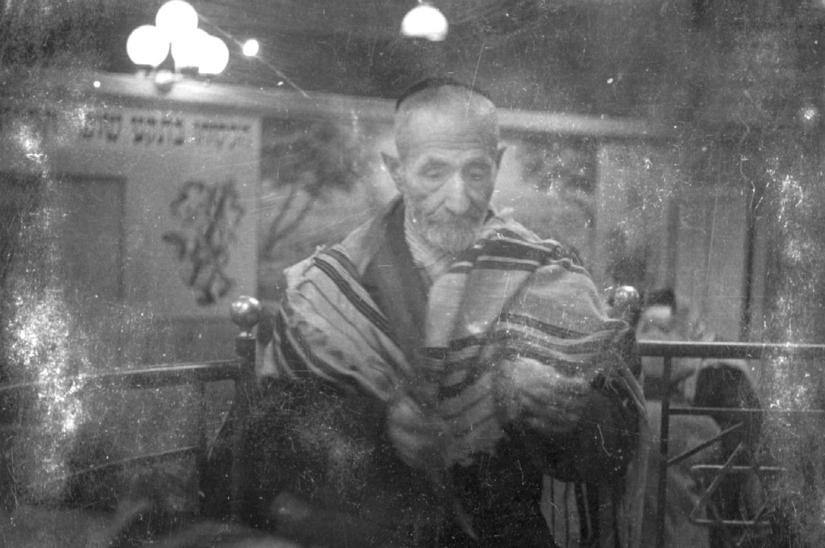 YadVashemFr's tweet photo. Photos de la fête de #Souccoth dans le #ghetto de #Lodz, pendant la #Shoah.
Dans les ghettos, les #Juifs seront nombreux à risquer leurs vies pour défendre leurs valeurs comme la préservation des traditions religieuses.
https://t.co/zgqivdSMTL https://t.co/MyFzkjSecl