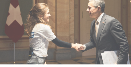 Cassis liess sich für 1 Tag von einer 22 Jährigem Studentin vertreten!
An dem 1 Tag hat sie die Rahmenverträge unterzeichnet, Oligarchengelder an die Ukraine ausbezahlt und Glencore enteignet! Beeindruckend!