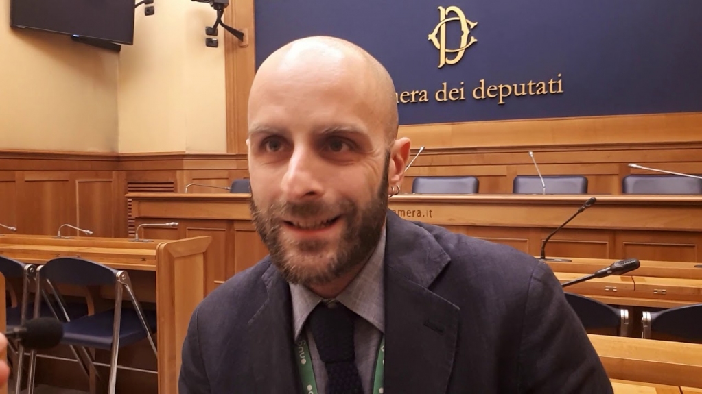 Oggi, alle 15 sulla nostra pagina Facebook, ospite di Professioni Oggi.il giornalista Stefano Iannaccone 
Argomento della puntata: "Dall'insediamento del nuovo Parlamento al nuovo Governo". 
Conduce Michele Damiani