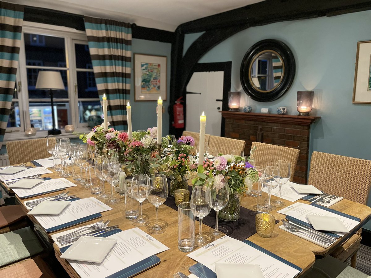 How cozy and intimate does our Private Dining Room look!? The perfect venue for parties, family or corporate events. #gilbeys #oldamersham #diningroom #RestaurantLife