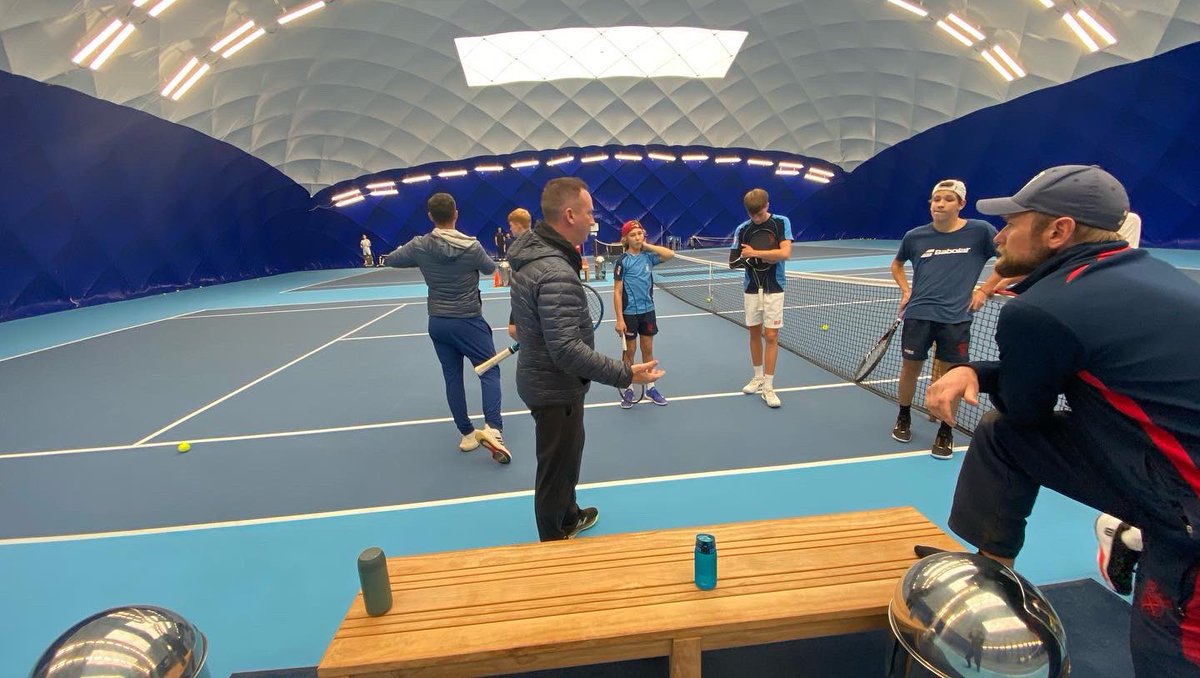 MerchiTennisA's tweet image. Always great to have Toby Smith working across our academy programme. We love bringing together the best coaches with the best players in what we think is one of the best facilities out there 👍🙏🎾🤛 #solidcastle #simpleformula #tennis