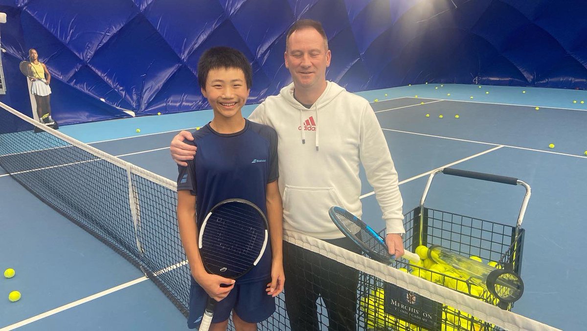 MerchiTennisA's tweet image. Always great to have Toby Smith working across our academy programme. We love bringing together the best coaches with the best players in what we think is one of the best facilities out there 👍🙏🎾🤛 #solidcastle #simpleformula #tennis
