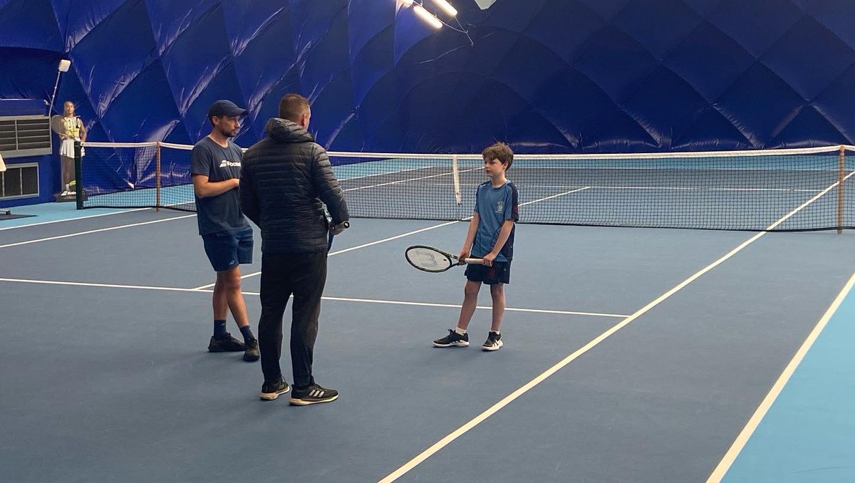 MerchiTennisA's tweet image. Always great to have Toby Smith working across our academy programme. We love bringing together the best coaches with the best players in what we think is one of the best facilities out there 👍🙏🎾🤛 #solidcastle #simpleformula #tennis