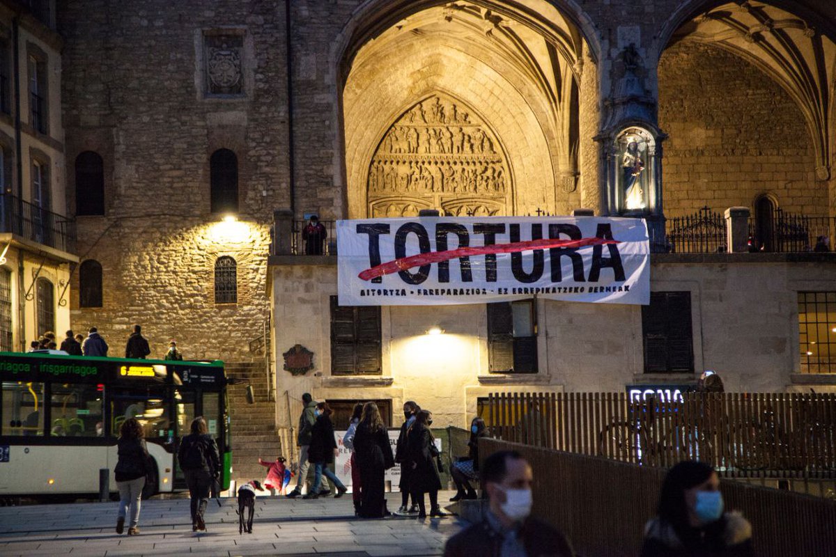Landerlandia's tweet photo. Hoy 12 de octubre veremos representantes institucionales en desfiles y homenajes a la Guardia Civil. 

Por eso, hoy más que nunca, ante este ejercicio de revictimización oficial: 

Un abrazo solidario a todas las personas torturadas que siguen esperando Verdad y Reconocimiento. https://t.co/nZ9K0JPhLN