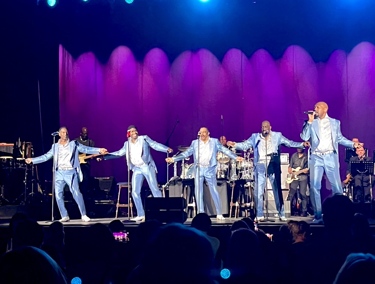 The Temptations were also on fire last night, the new line up with <a href="/tonygrantlife/">Tony Grant</a> on lead and <a href="/jawanmjackson/">Jawan M. Jackson</a> on bass is pure🔥