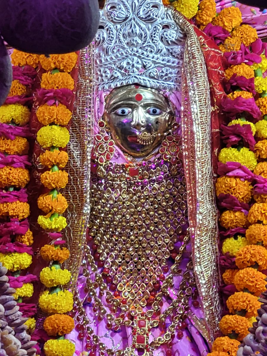 inextlive's tweet photo. #Lucknow के आनंदी माता मंदिर में मूर्ति की स्थापना दोबारा हुई। विधिवत पूजा नवंबर में होगी। सुबह हवन पूजन के बाद भक्तों को मिले दर्शन। #lucknowtemple #temple https://t.co/QsuCA0Ol6N