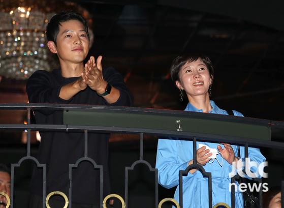 JoongKiPH's tweet photo. [PHOTO] 221012 Song Joong Ki at Megabox Plus M Night in Busan last oct 8. 

😍👏

▶️ JTBC News

#SongJoongKi  #송중기 #宋仲基 #ソンジュンギ #ซงจุงกิ #보고타 #화란 https://t.co/I1IJ05Nl1g