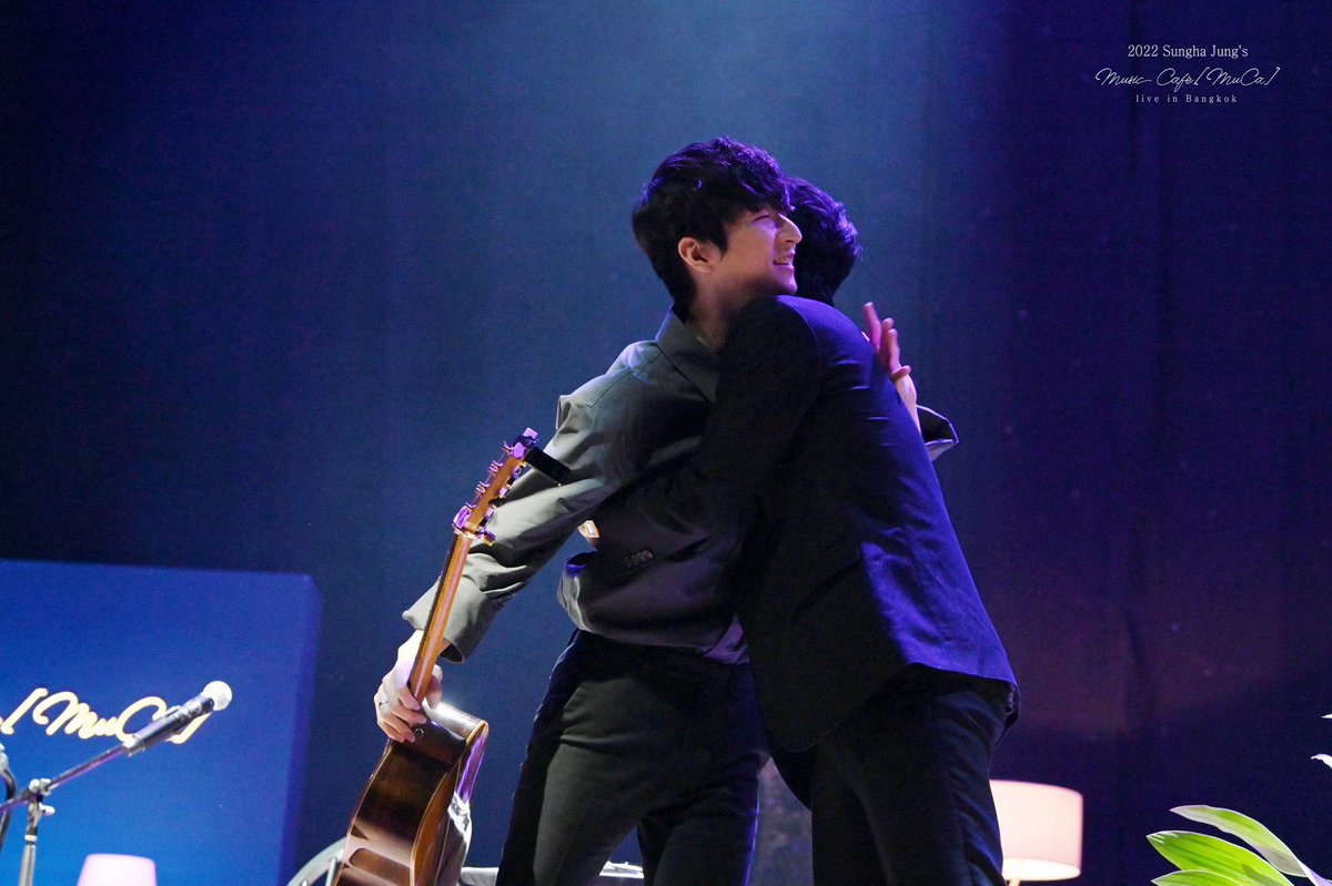 Asianlink_ent's tweet photo. และอีกหนึ่งเซอร์ไพรส์ #โต๋ศักดิ์สิทธิ์ ที่เตรียมเพลงเอาไว้มอบให้กับแฟนชาวไทย ด้วยเพลง เดือนเพ็ญ ตามด้วยเพลงที่หลายคนคิดถึง “คนไม่พิเศษ” เรียกได้ว่าเป็นอีกหนึ่งคอนเสิร์ตที่สร้างความประทับใจจนแฟนคลับบอกเป็นเสียงเดียวกันว่าปีหน้าต้องมาอีก!!
#SunghaMuCaLiveBKK #sunghajung #정성하 https://t.co/cK8uTdmoz2