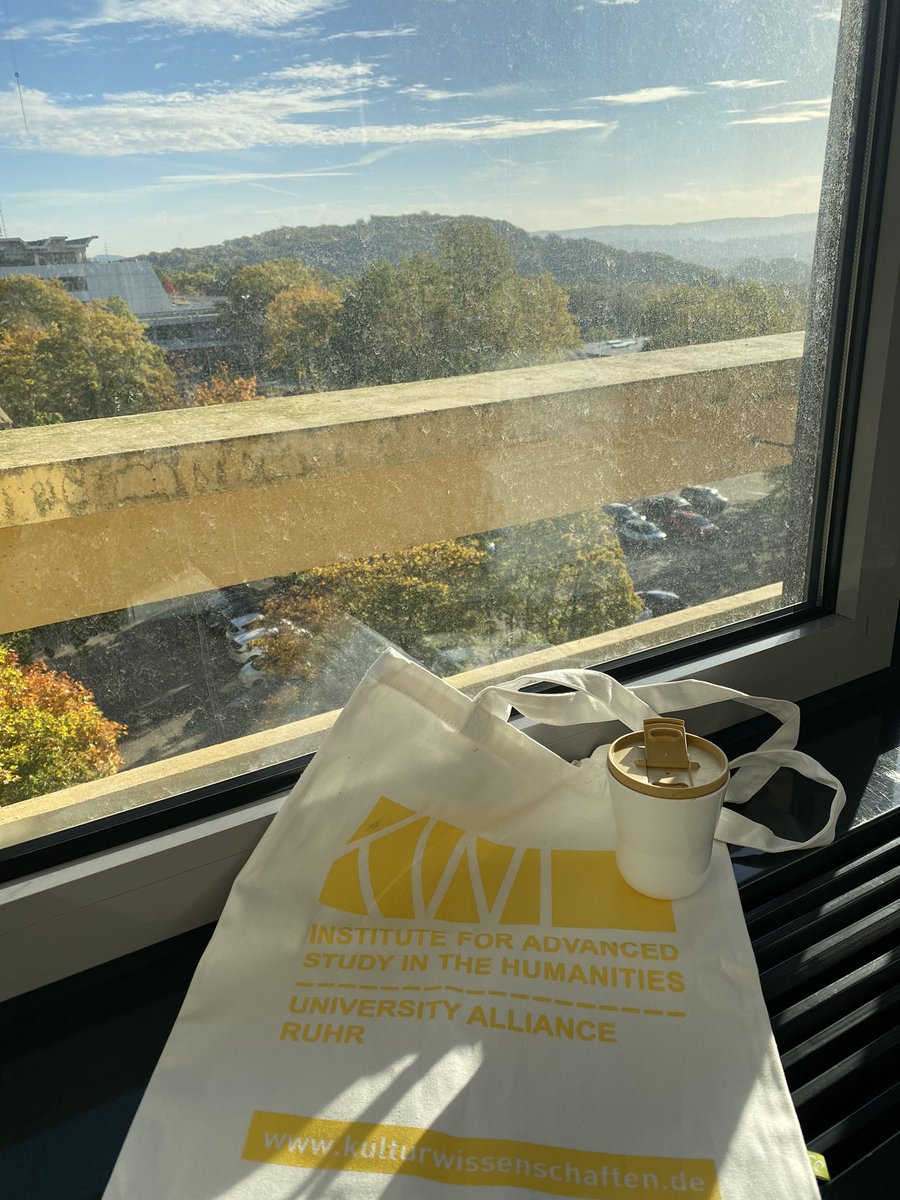 Von meinen lieben Kolleg*innen am <a href="/kwi_essen/">KWI Essen</a> zum Abschied bestens ausgerüstet für den Start ins WS 22/23 am ifm <a href="/ruhrunibochum/">Ruhr-Universität Bochum</a> Vielen Dank!