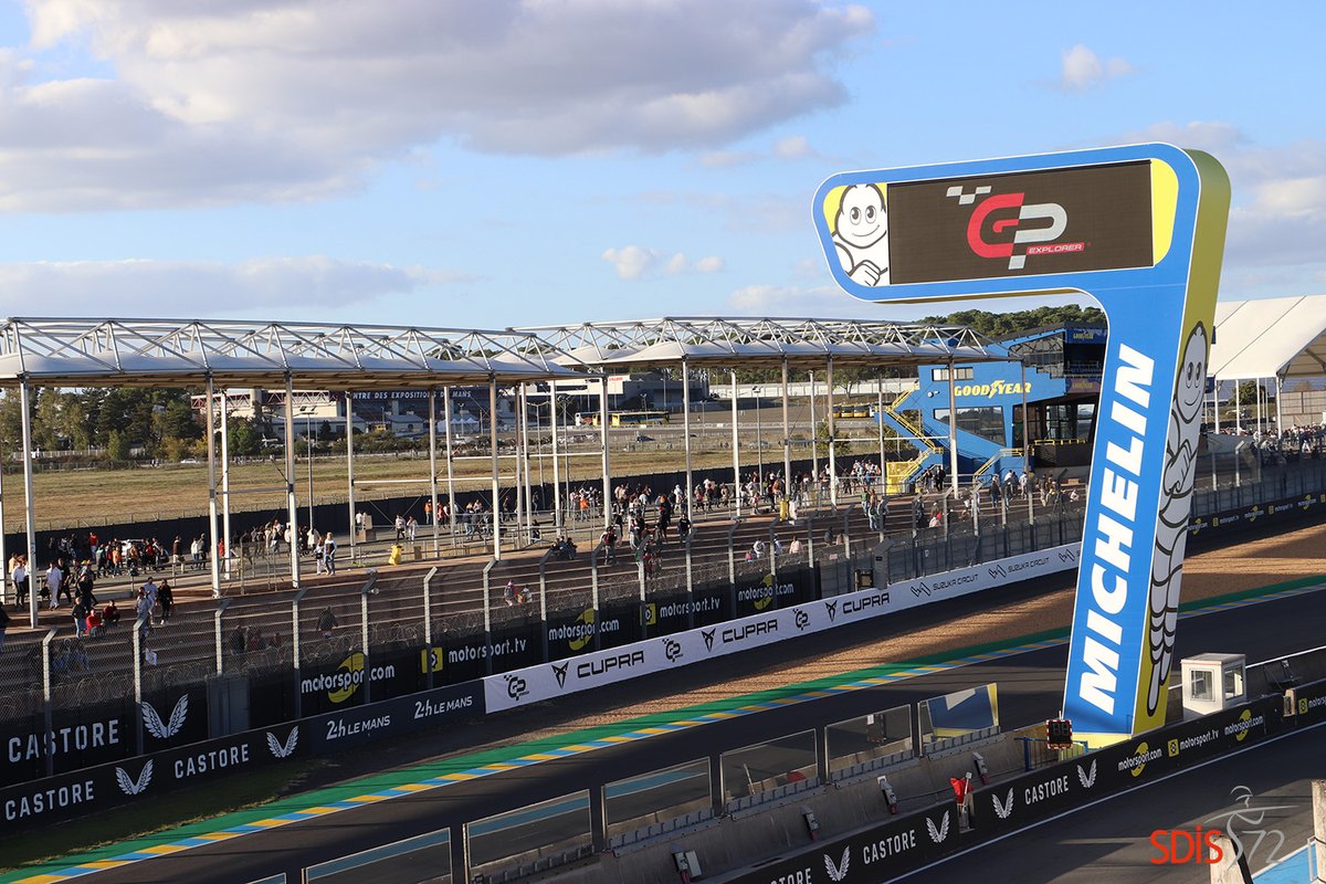 SDIS_72's tweet photo. Samedi s’est déroulée sur le Circuit Buggati la 1ère édition du #GPExplorer, course automobile à laquelle ont participé 22 créateurs de contenus🏎 
Les SP du #SDIS72 étaient mobilisés pour assurer le dispositif de sécurité de cet événement qui a rassemblé de nombreux spectateurs. https://t.co/KEsbVjGs7J