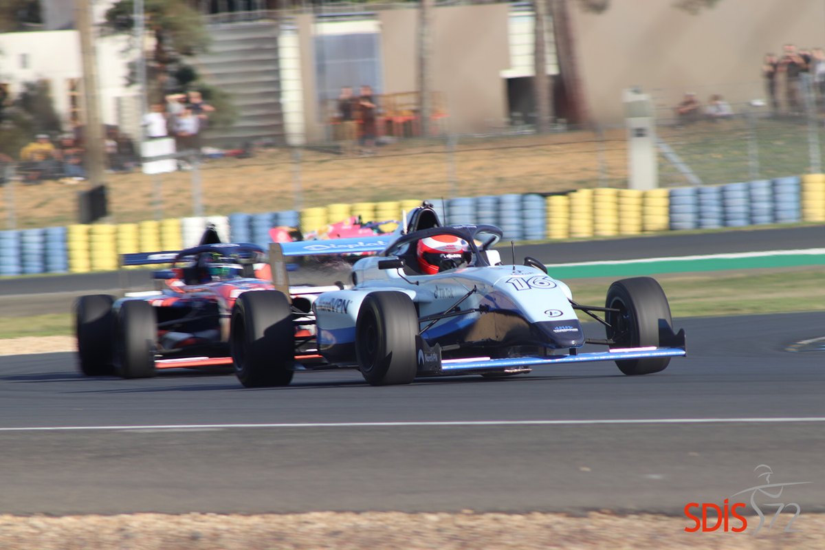 SDIS_72's tweet photo. Samedi s’est déroulée sur le Circuit Buggati la 1ère édition du #GPExplorer, course automobile à laquelle ont participé 22 créateurs de contenus🏎 
Les SP du #SDIS72 étaient mobilisés pour assurer le dispositif de sécurité de cet événement qui a rassemblé de nombreux spectateurs. https://t.co/KEsbVjGs7J