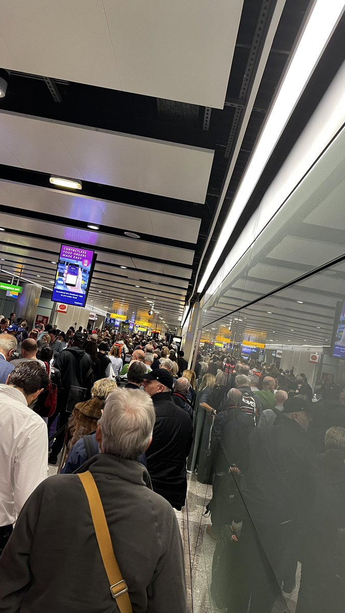 russbell72's tweet photo. @HeathrowAirport Prepare for a long wait at T3 before security! https://t.co/j3OaLte8a2