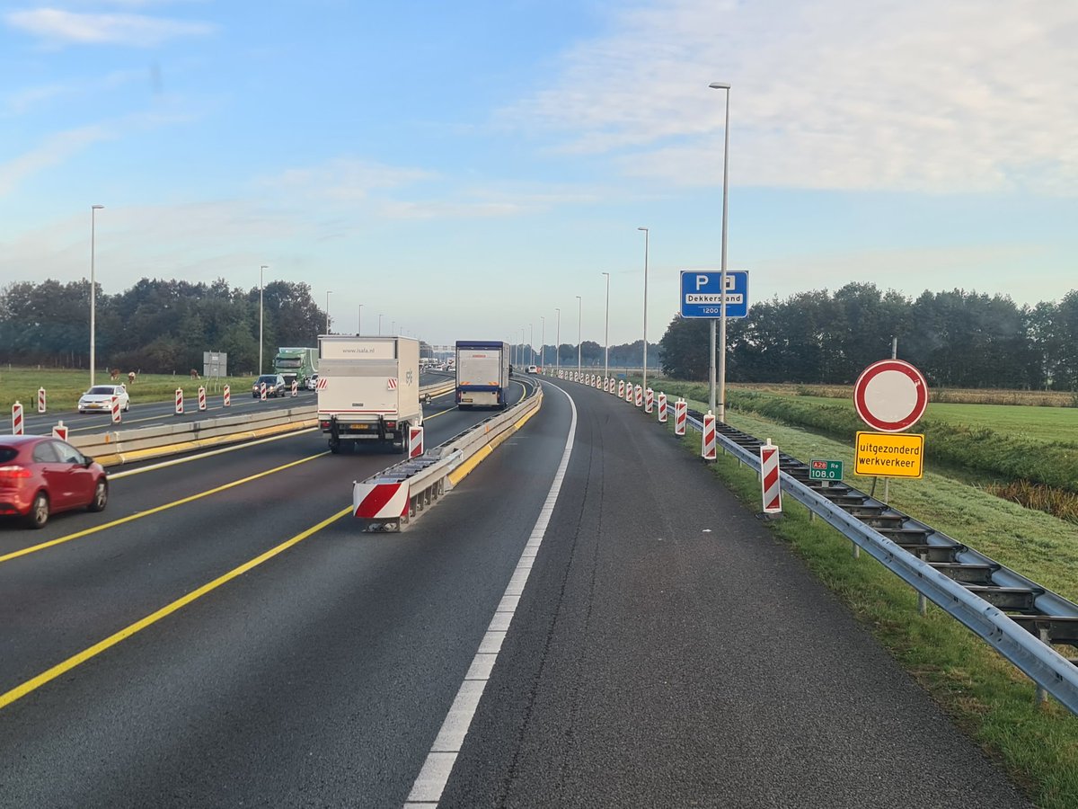 Abbink_VT's tweet photo. Na een lange en intensieve nacht met een enorme inzet van heel veel "mens en materieel" is het gelukt.... het 1e #4-0systeem (uit een serie van 4) met een lengte van ca. 5.5km staat op de #A28 tussen #Zwolle en #Meppel  💪🏻

#Abbink #Verkeerstechniek #afzetting #omleiding #barrier https://t.co/B7eQGLmCmy