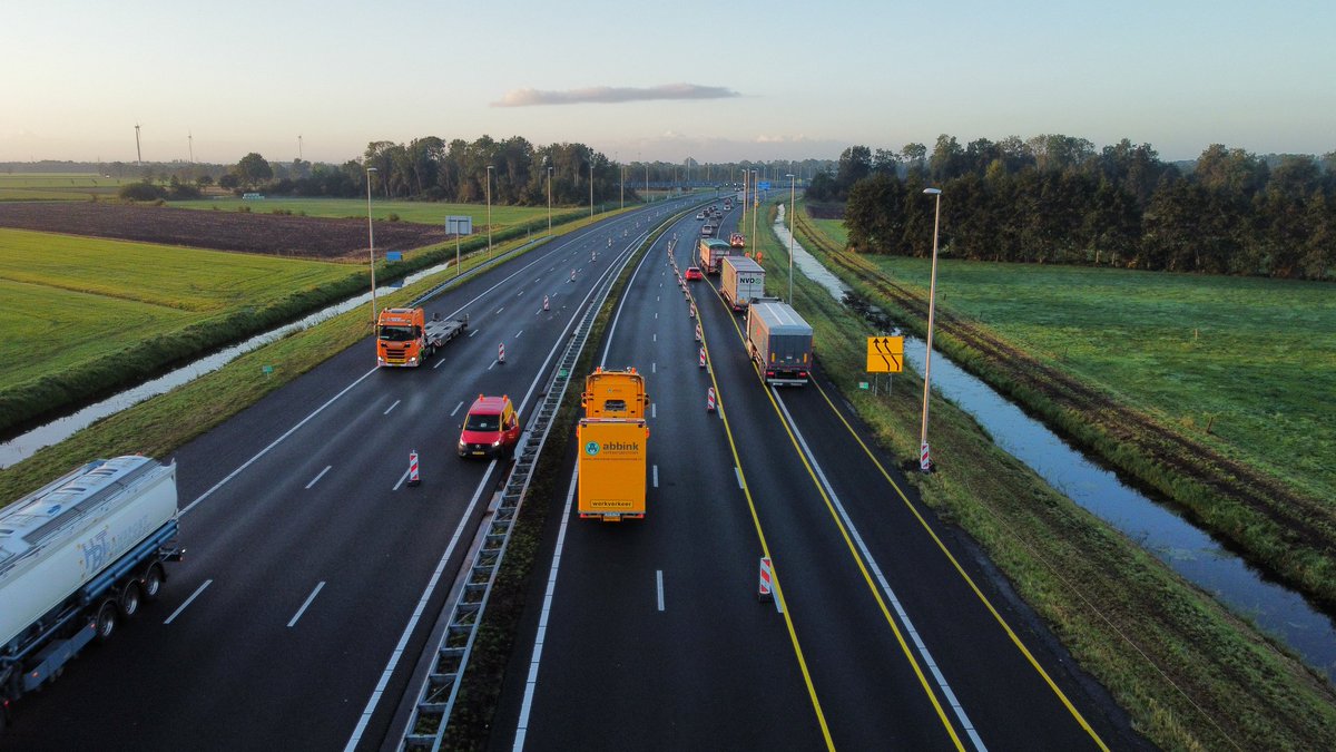 Abbink_VT's tweet photo. Na een lange en intensieve nacht met een enorme inzet van heel veel "mens en materieel" is het gelukt.... het 1e #4-0systeem (uit een serie van 4) met een lengte van ca. 5.5km staat op de #A28 tussen #Zwolle en #Meppel  💪🏻

#Abbink #Verkeerstechniek #afzetting #omleiding #barrier https://t.co/B7eQGLmCmy