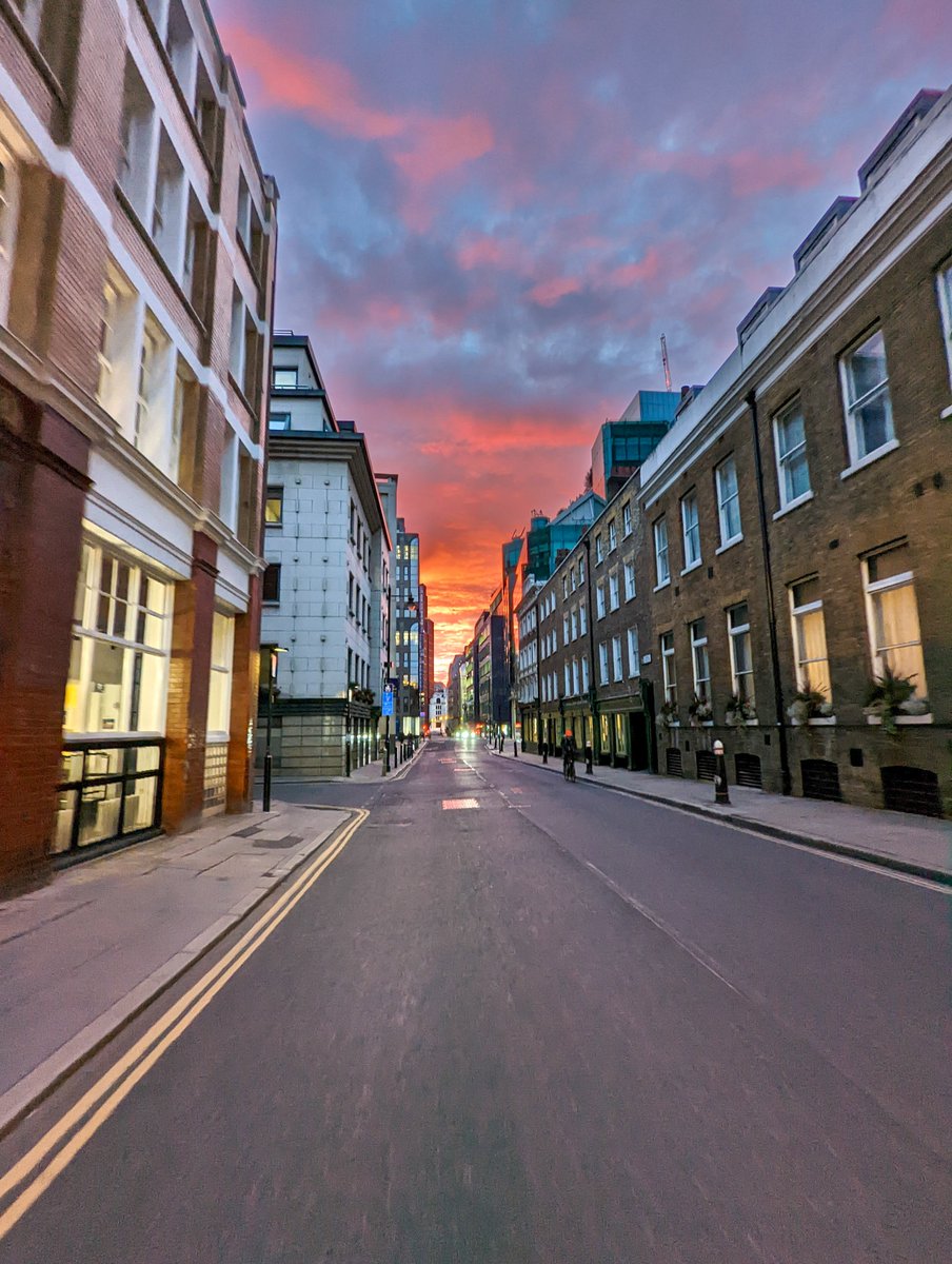 RussPlunkett's tweet photo. Morning #london! Beautiful #sunrise while commuting in on the #brompton https://t.co/fulqxreHYD