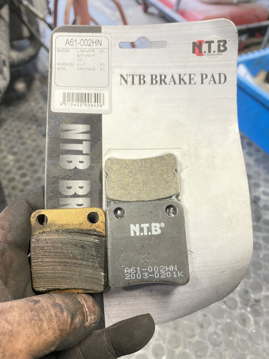 hagetemotuyoki's tweet image. #1it
そんな情報は要らないって思われるかなと言われても報告。1itのリヤキャリパーベースは最初から傾いてるんでハンマーで気合い入れて修正。ブレーキパッドはAF35？Dio ZXのフロントパッドがピッタリ。