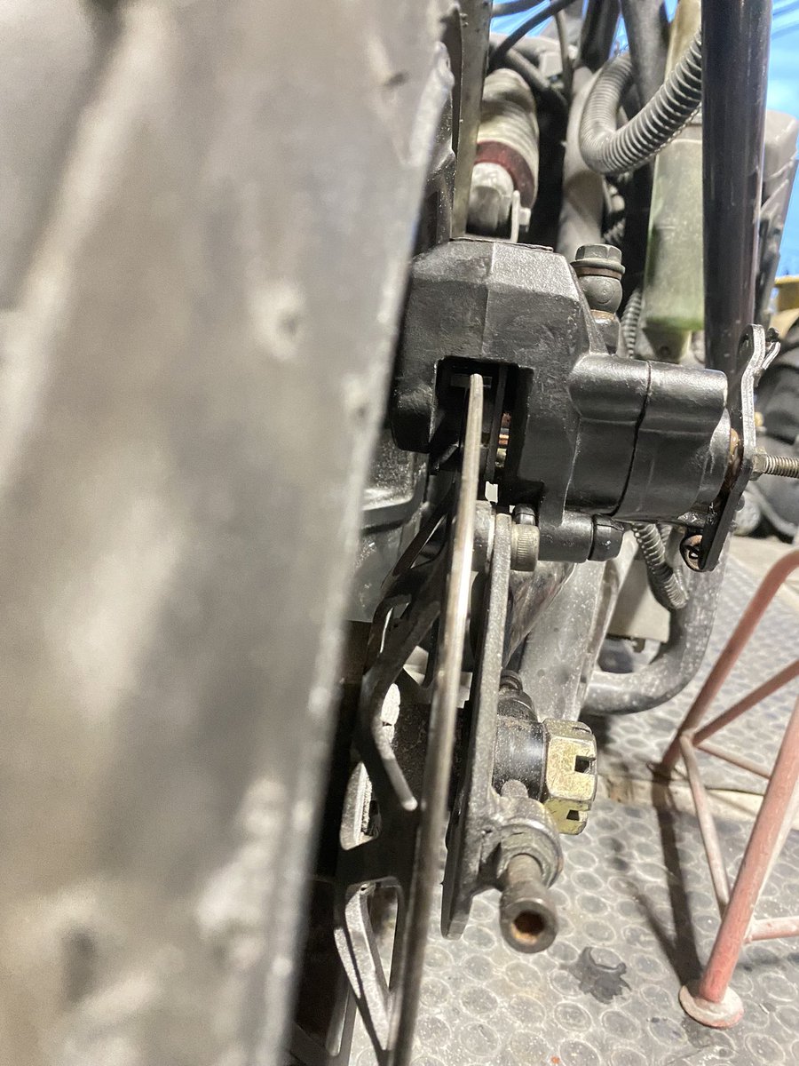 hagetemotuyoki's tweet image. #1it
そんな情報は要らないって思われるかなと言われても報告。1itのリヤキャリパーベースは最初から傾いてるんでハンマーで気合い入れて修正。ブレーキパッドはAF35？Dio ZXのフロントパッドがピッタリ。