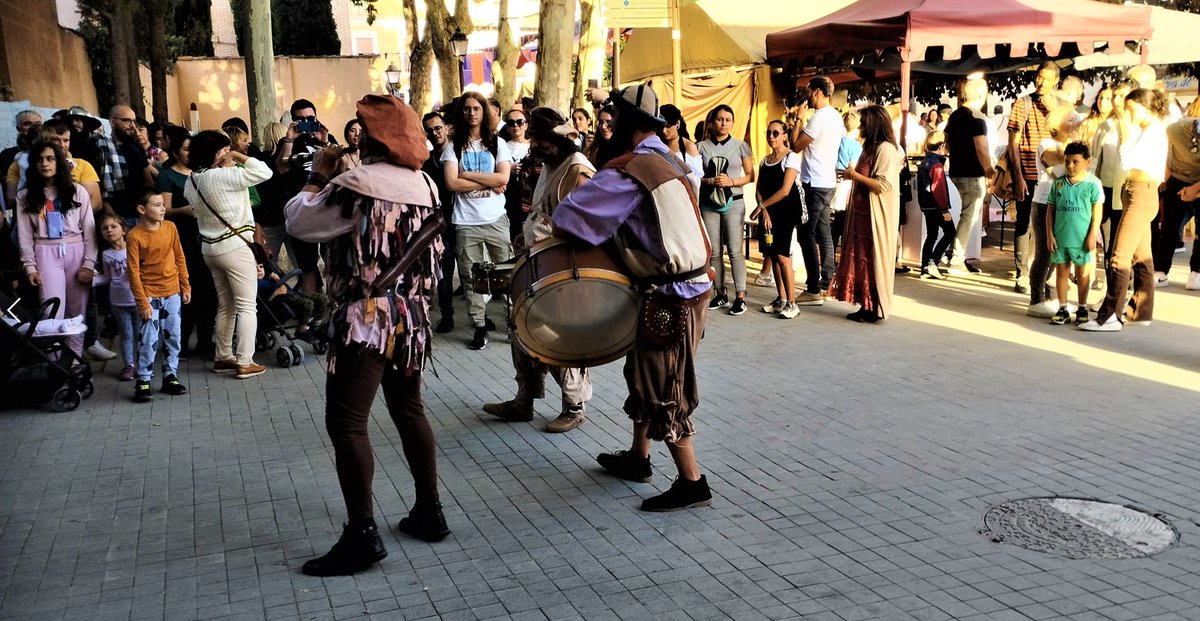 (II) Alcalá de Henares ha tirado la casa por la ventana organizando el mejor Mercado Cervantino que, hasta ahora, he visto. Hoy es el último día. ¡No se lo pierdan! @AytoAlcalaH @alcaladehenares @HenaresDe