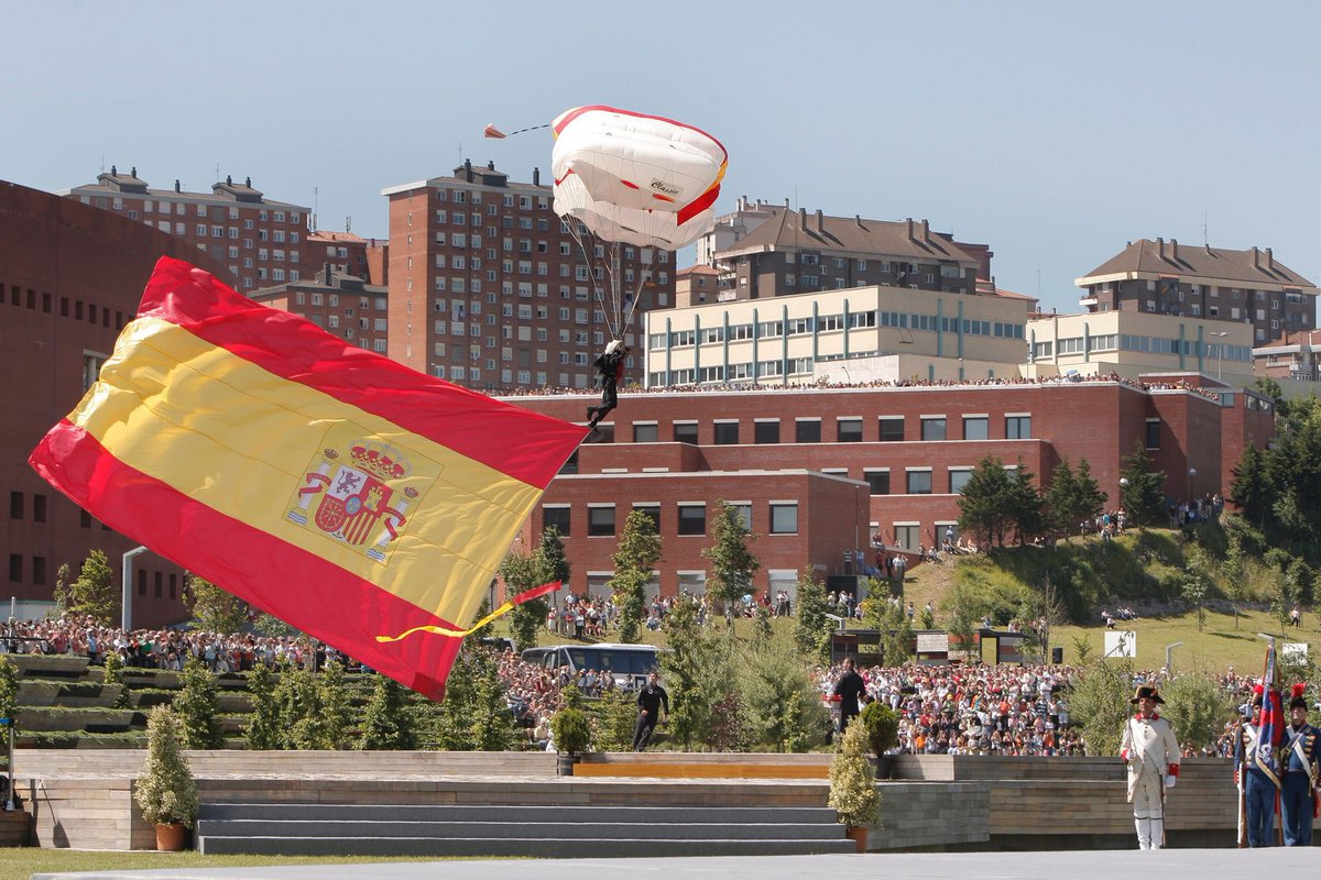 Hoy celebramos nuestro día, el de todos los españoles, la bandera de #España nos une y no es de nadie, es de todos los que formamos parte de este país fuerte, tolerante, diverso y solidario que representa los mejores valores de la democracia.

¡Feliz #DíaDeLaFiestaNacional! 🇪🇸