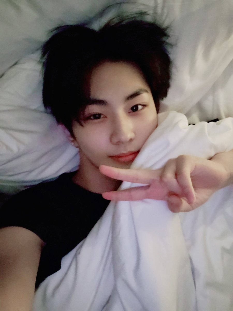 ตั้งแผงมาขายความหล่อบนที่นอนไปเลยจ้ะ เพราะแผงอย่างรัว