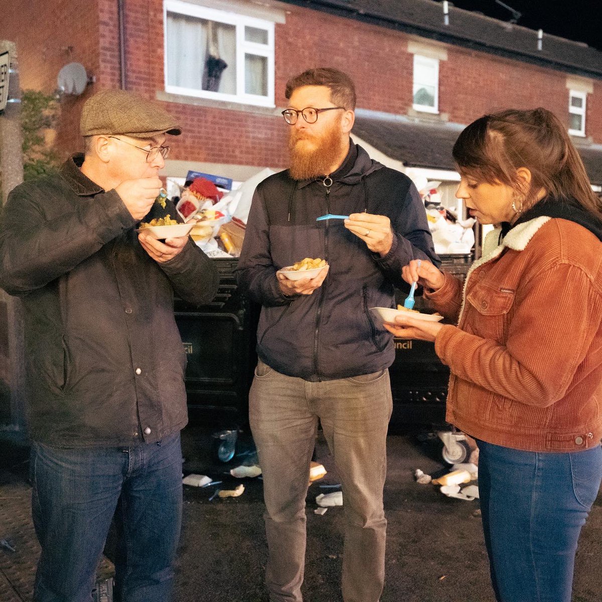 OnionClub1's tweet photo. Tucking into Bob Carver's at Hull Fair. #Cujo #Doggyinthewindow https://t.co/FKLbQwIDDX
