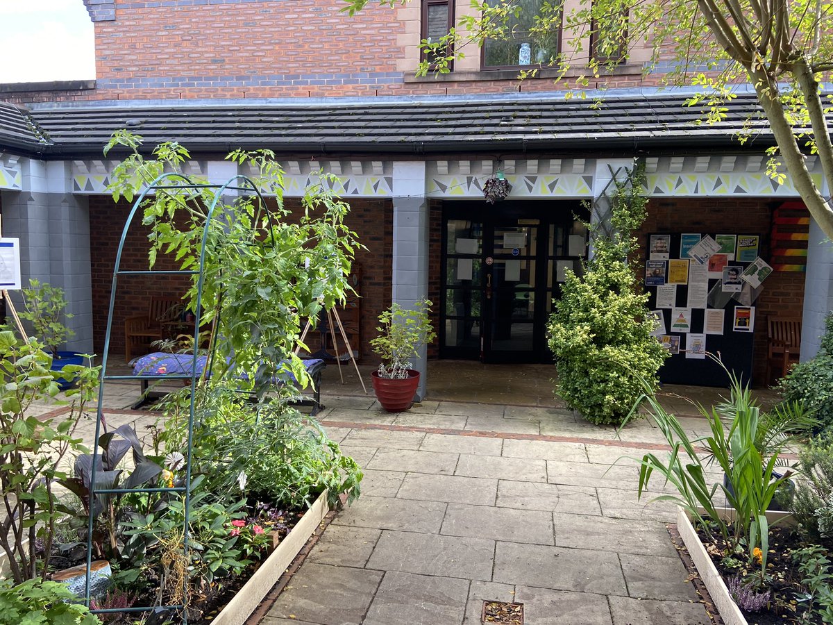 KilgallonDebbie's tweet photo. Massive thanks to @Go_To_Liberty for offering their time and support to help spruce up our lovely courtyard at Victoria House for #WorldHomelessDay2022 🔨👷‍♂️🪴 Very much appreciated by staff and residents @forfutures_ @ForHousing https://t.co/jubTC55YMK