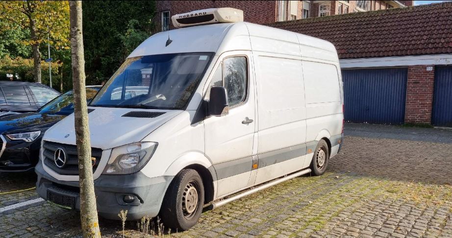 Deze witte Mercedes Sprinter zonder kentekenplaten trok dinsdagmiddag de aandacht van omwonenden van de Karel Doormanlaan in Breda.