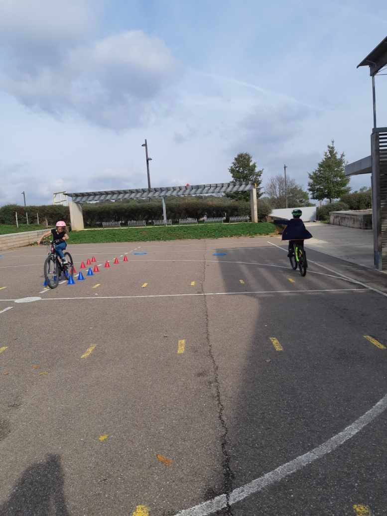 ECNOROY's tweet photo. #SRAV 2ème séance sur le Savoir Rouler À Vélo pour les élèves de CM1 avec les deux moniteurs du club de Cerre-Les-Noroy. https://t.co/RL4FLrAtRI