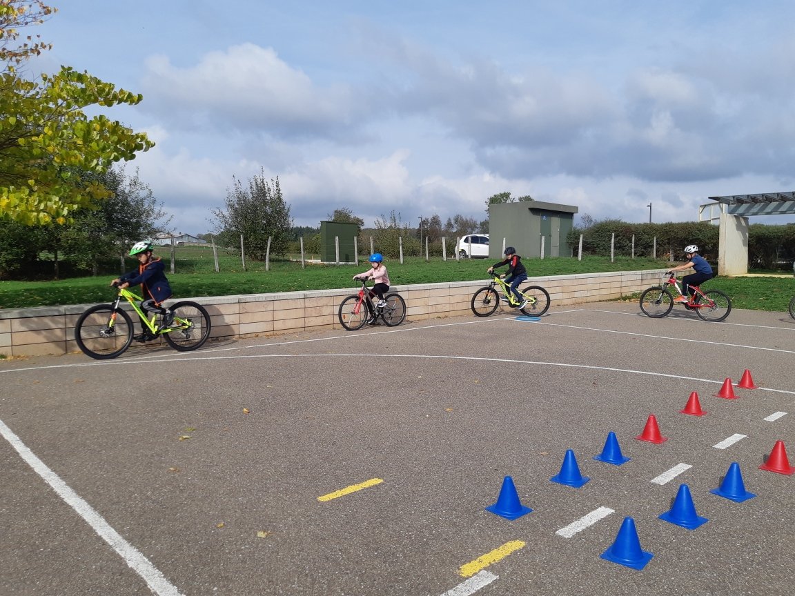 #SRAV 2ème séance sur le Savoir Rouler À Vélo pour les élèves de CM1 avec les deux moniteurs du club de Cerre-Les-Noroy.