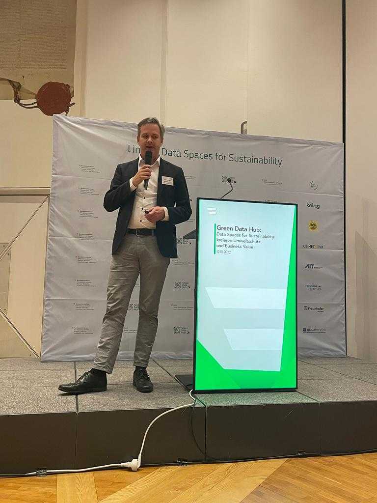 GreenDataHub's tweet image. 𝗗𝗮𝘁𝗮 𝗶𝗻 𝗔𝗰𝘁𝗶𝗼𝗻 💪💪💪
Spannende Einblicke in #UseCases zu Besucherstrom-Lenkung, neue Daten für effektives Verkehrsmanagement, CO2-Footprint in der Produktion, optimiertem Verbrauch in Fernwärmenetzen und dem Tirol Knowledge Graph zu Kulinarik und Elektromobilität 💚