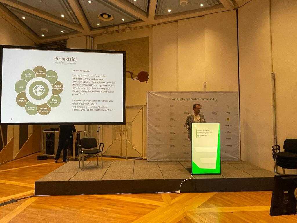 GreenDataHub's tweet image. 𝗗𝗮𝘁𝗮 𝗶𝗻 𝗔𝗰𝘁𝗶𝗼𝗻 💪💪💪
Spannende Einblicke in #UseCases zu Besucherstrom-Lenkung, neue Daten für effektives Verkehrsmanagement, CO2-Footprint in der Produktion, optimiertem Verbrauch in Fernwärmenetzen und dem Tirol Knowledge Graph zu Kulinarik und Elektromobilität 💚