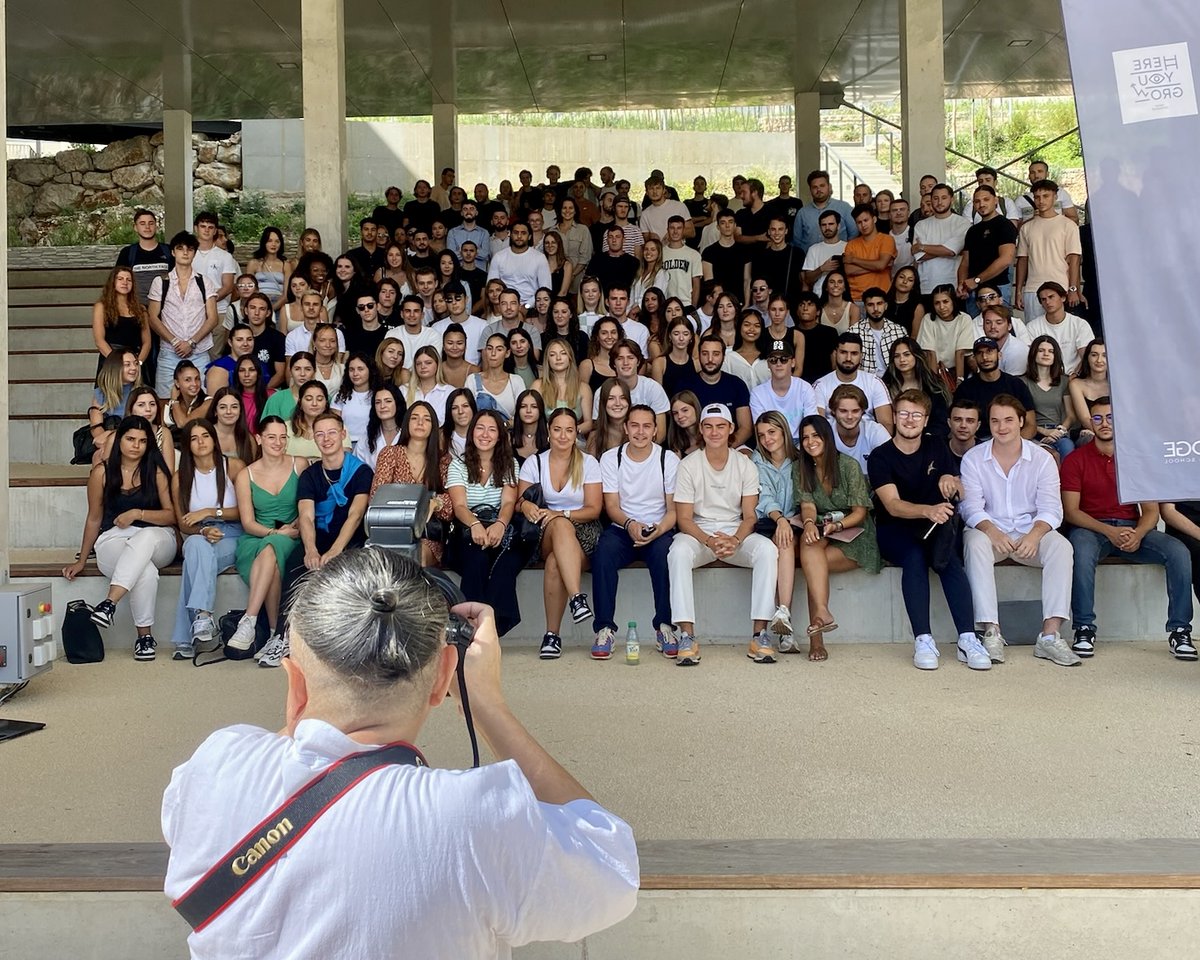 KedgeBS's tweet photo. 📸 Cette année, tous nos étudiants repartiront avec leur #photo de classe. Merci à nos photographes pour avoir tiré le portrait de nos #Kedgers ! 👏 https://t.co/VILwIsSaUB