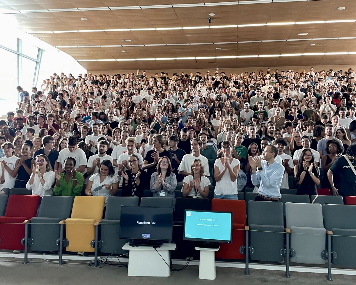 KedgeBS's tweet photo. 📸 Cette année, tous nos étudiants repartiront avec leur #photo de classe. Merci à nos photographes pour avoir tiré le portrait de nos #Kedgers ! 👏 https://t.co/VILwIsSaUB