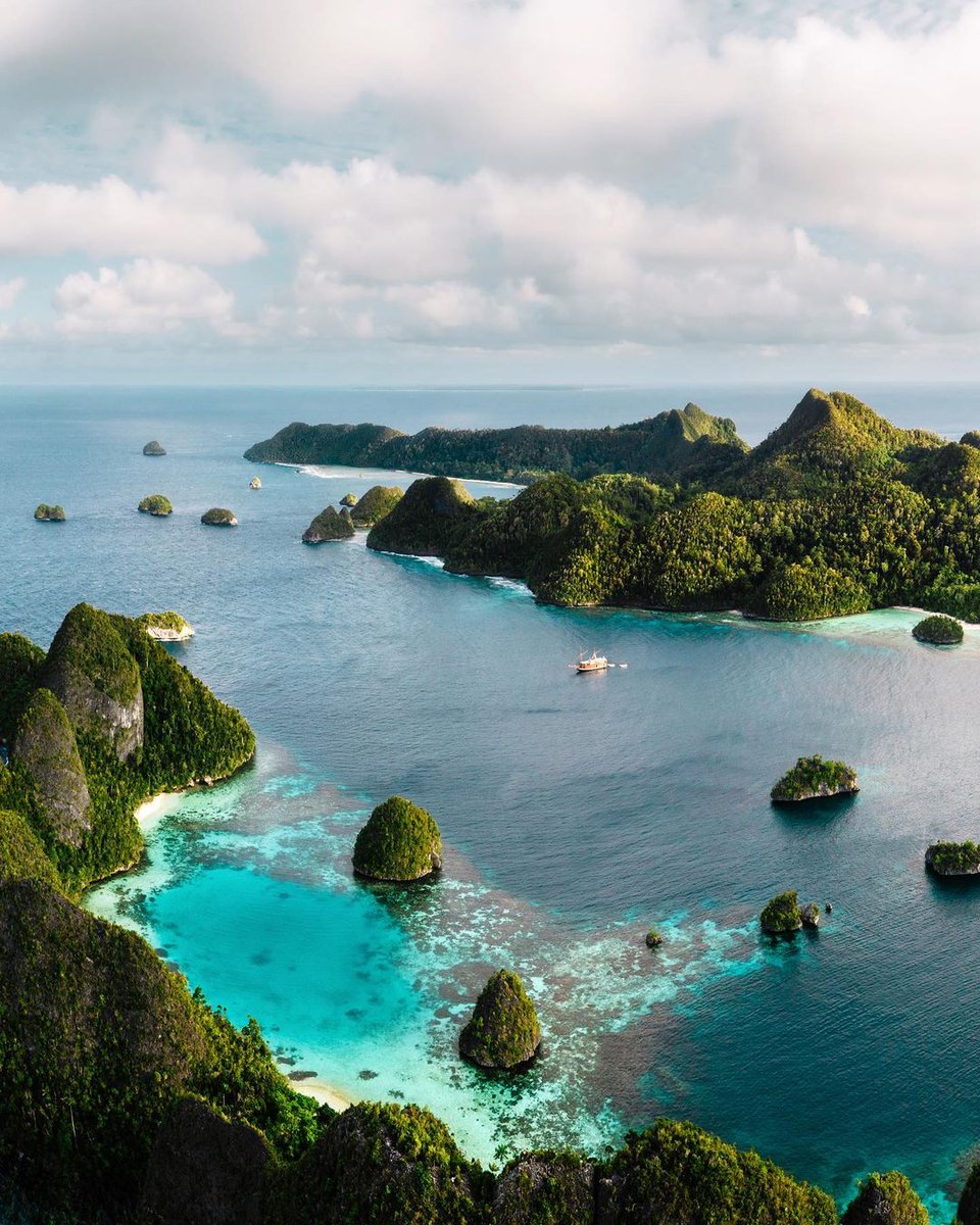 Sail around the eye-catching Raja Ampat in West Papua and rejuvenate your senses! What other activities would you like to try here? 📷: @Brynnorth #WonderfulIndonesia