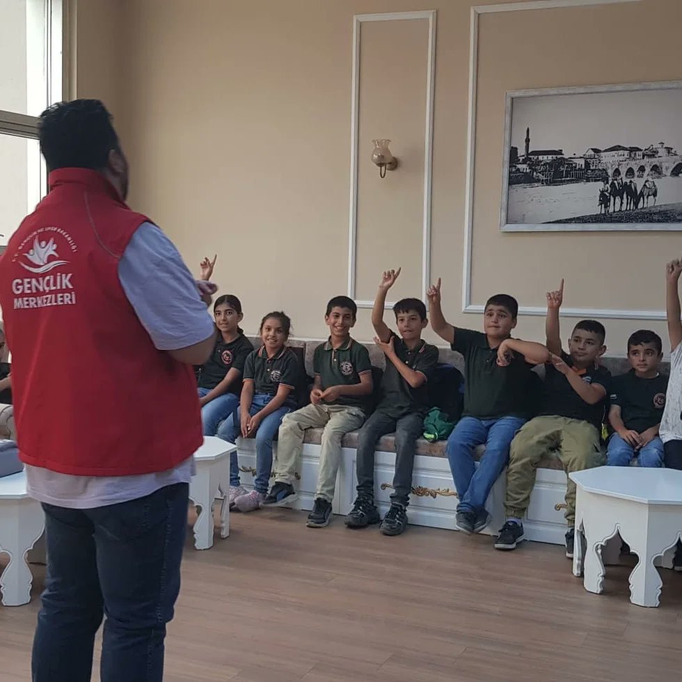 GSB_CeyhanGM's tweet photo. 'Çevreme Duyarlıyım Değerlerime  Sahip Çıkıyorum' projesi kapsamında Şehit Ertan Sevim Ortaokulu gençlerini merkezimizde misafir ederek 'Saygı' konulu sohbet gerçekleştirdik. https://t.co/sYKLRtOZ2U