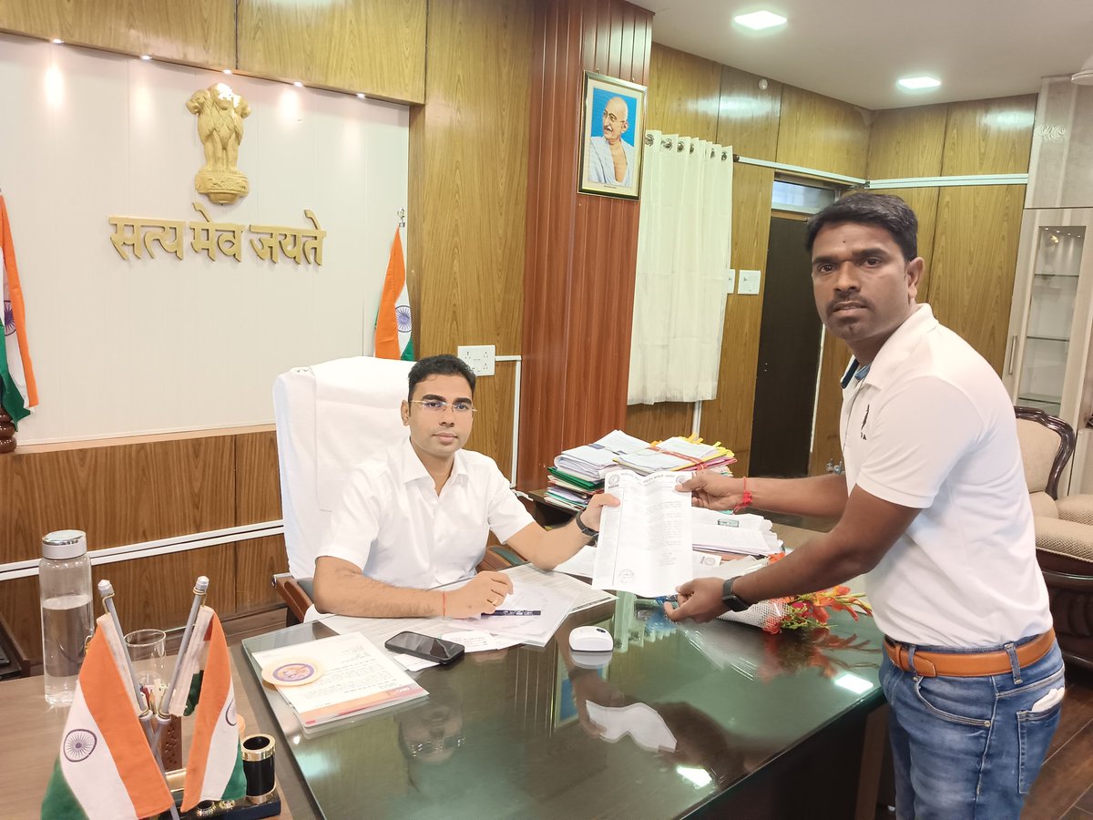 अनियमित कर्मचारियों के वेतन की हर महीना समीक्षा और दीपावली पर्व के पहले सभी विभागो के अनियमित कर्मचारियों को वेतन  भुगतान करने के संबंध में आज बालोद कलेक्टर सर से मुलाकात किया गया।