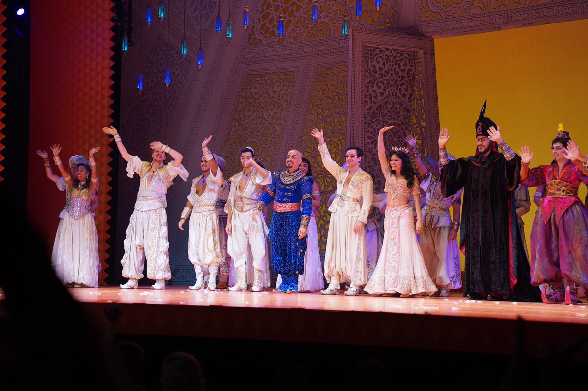 Je even wanen in de wereld van Aladdin.🔮 Ik mocht het vandaag doen met ruim 1400 leerlingen voor wie een musicalbezoek niet vanzelfsprekend is. Terwijl dat juist een plek is om je wereld te vergroten en te ontdekken wat je leuk vindt. Bedankt <a href="/jeugdedufonds/">Jeugdeducatiefonds</a> en vrijwilligers. 👏