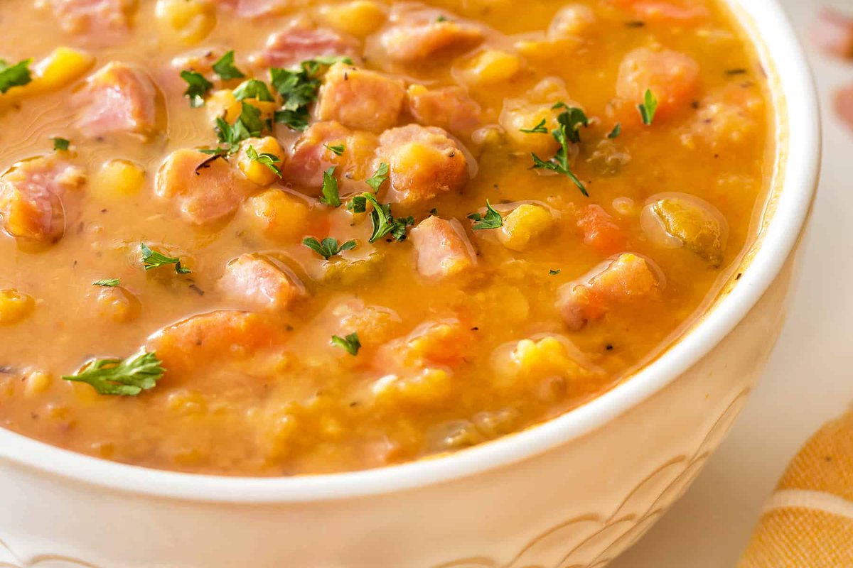 TaraNoland's tweet photo. This Split Pea Soup with Ham is a meal in a bowl. Full of protein and fibre, you don't usually get a meal this delicious that is this nutritious too. #ad @AlbertaPulse #LovePulses #peasoup #splitpeasoup #soup #ham #splitpeas #peasoupwithham #comfortfood https://t.co/M3p99roXoa https://t.co/iHDrzww7PD