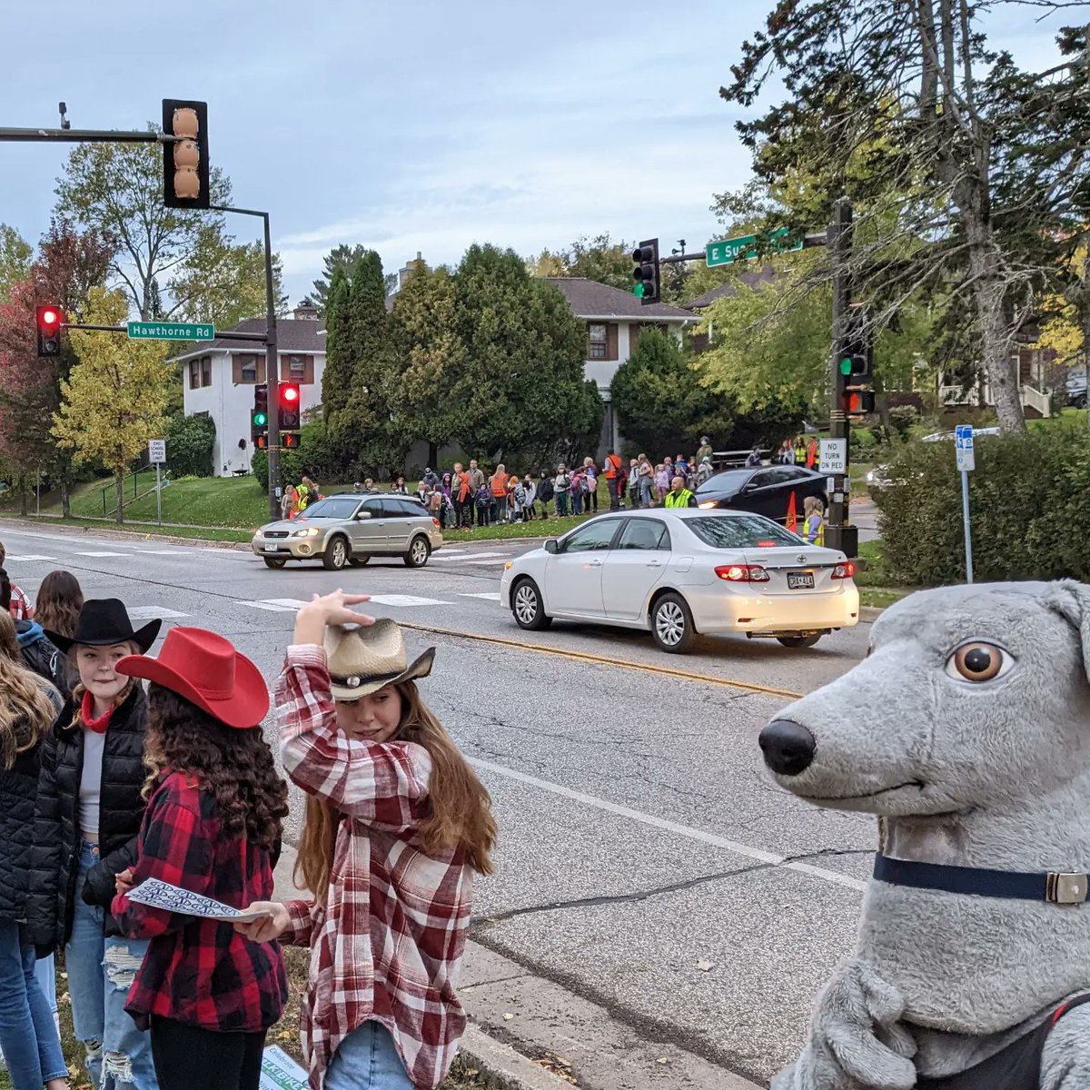 mayouduluth's tweet photo. What an amazing turnout at Congdon Elementary's Walk to School Day today! Thanks to all of the volunteers, parents, and Duluth East students who helped put this event on! #WalkToSchool https://t.co/ILL080tz4m