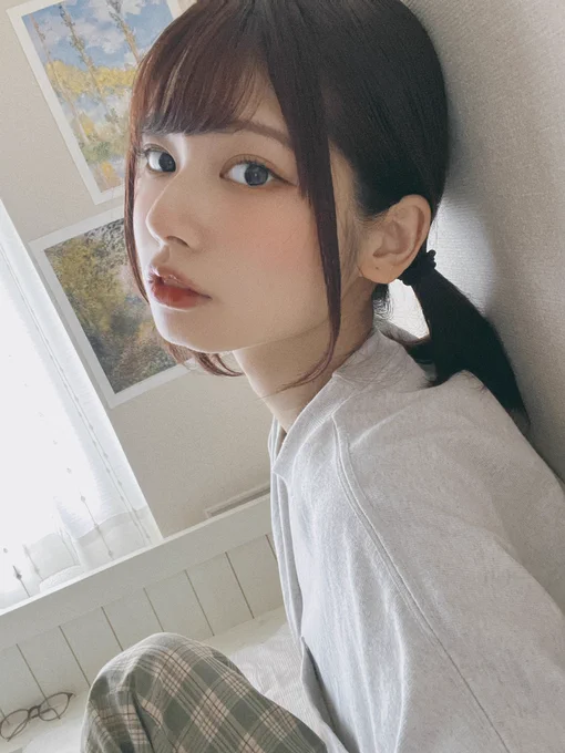 眠い時の自撮り、目つき悪 