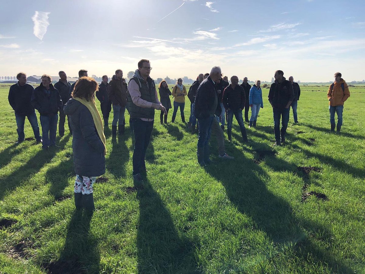 Een mooie opkomst vandaag bij onze strooidemo klei in veen in De Rijp, met als doel tegengaan van veenafbraak en reductie uitstoot broeikaseffecten. #veenbodemdaling #klimaat @CONOKaasmakers <a href="/ProvincieNH/">Noord-Holland</a>