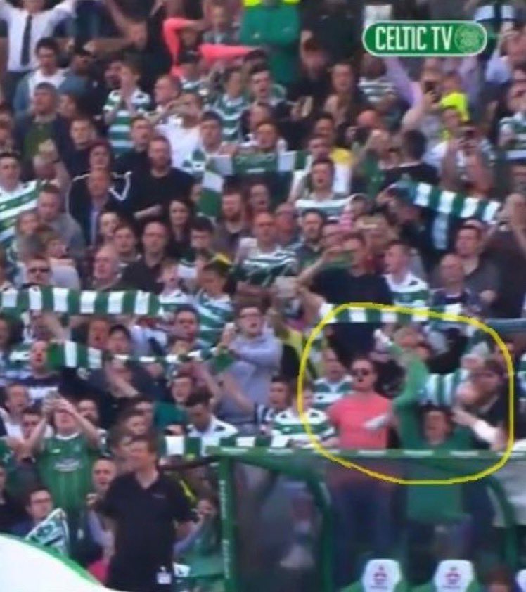 Un aficionado del Celtic no tenía bufanda y levantó a su hijo en su lugar. El hincha más tranqui.