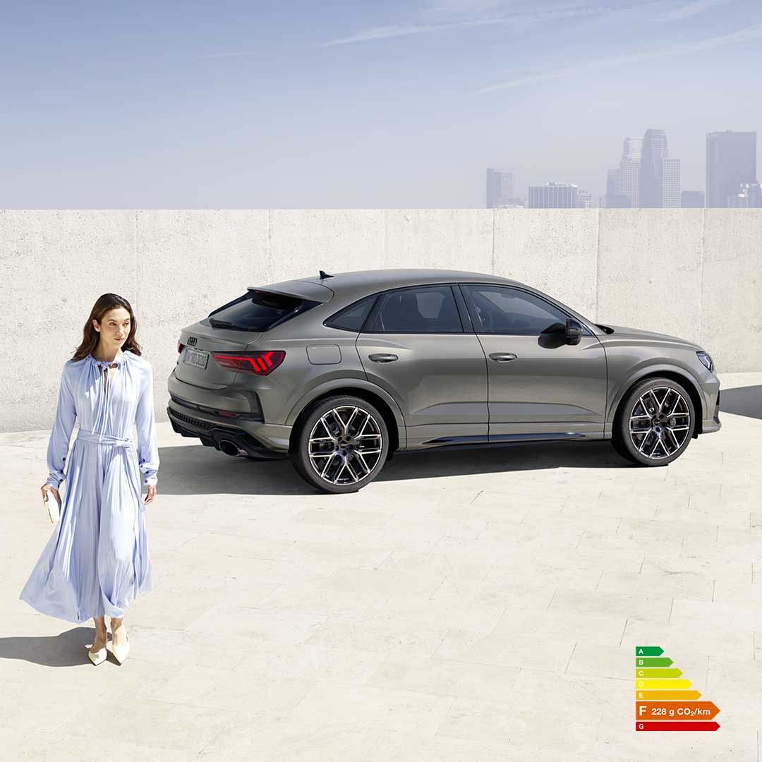 Découvrez Audi RS Q3 Sportback 10 years edition, et son allure aussi sportive que distinguée.
#AudiRSQ3Sportback10YearsEdition 
___  
Au quotidien, prenez les transports en commun. #SeDéplacerMoinsPolluer
