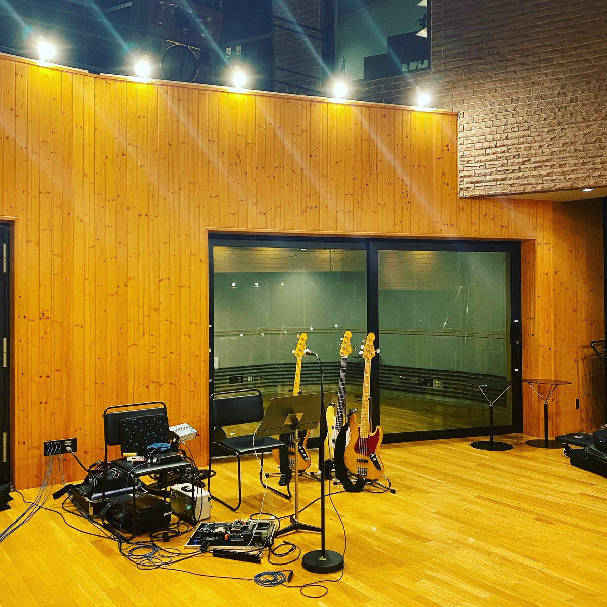 kouichifunabiki's tweet photo. 曲数多めなレコーディング終了。いいテイク残せた!出来上がり楽しみ。
#bass #studio #recording #AtelierZ #M265 #M245 #PJ5 https://t.co/a6q5CsVQCp
