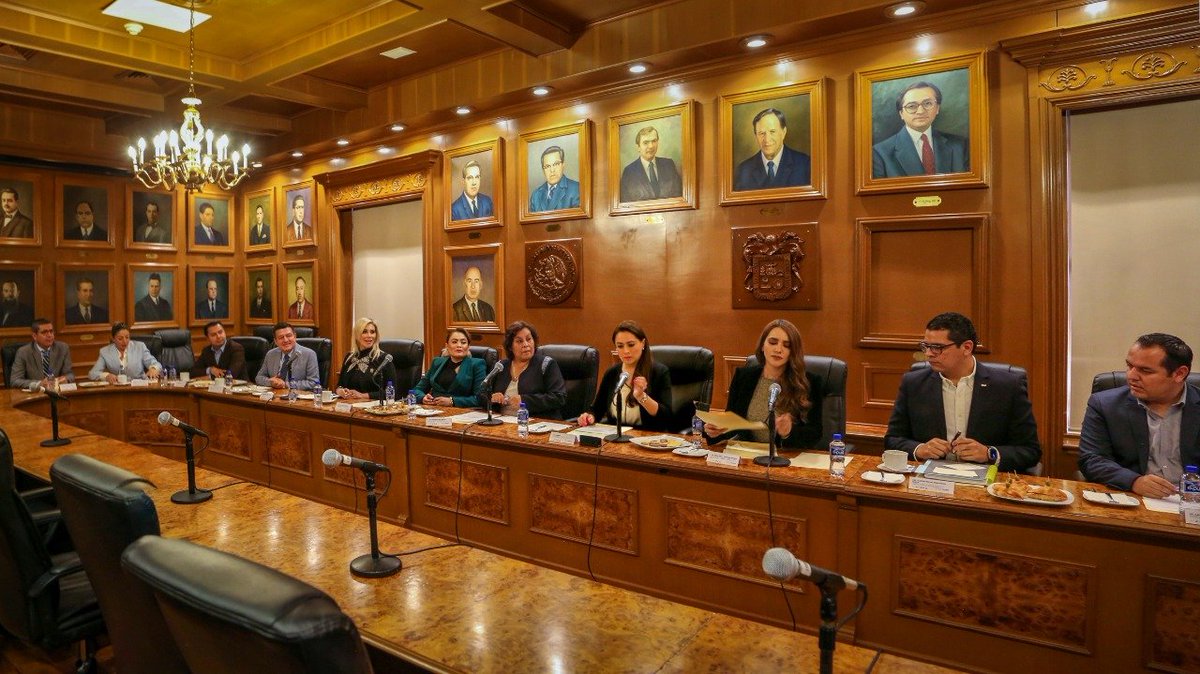 Junto a la Gobernadora de Aguascalientes, <a href="/TereJimenezE/">Tere Jiménez</a>, el subsecretario de Gobierno, <a href="/quiquegalo/">Quique Galo</a>, estuvo presente  durante la instalación del Consejo Directivo del DIF Estatal.
#ElGiganteDeMéxico