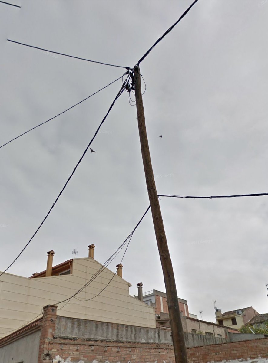 jamama86's tweet photo. @paudunyo @totesmoutv3 @BertaBoter @etfelicitofill Aquest es el pal abans de la construcció. Les telecos que passen pel mig del pal estaven a la façana grapats de l’antiga casa i el van passar al pal per fer l enderroc. El cables de l part superior son elèctrics https://t.co/QYk8QBYqav