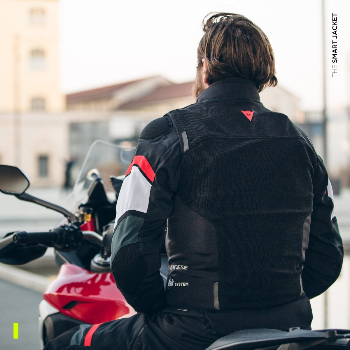 dainesejapan's tweet image. ウェアの中にも外にも着ることができる #スマートジャケット は、MotoGPで使用されているエアバッグシステムD-Airが搭載されたワイヤレスエアバッグベスト。

チェストプロテクター8枚分、バックプロテクター7枚分のプロテクション性能に相当します。

#dainese #smartjacket
dainesejapan.com/feature/smart-…