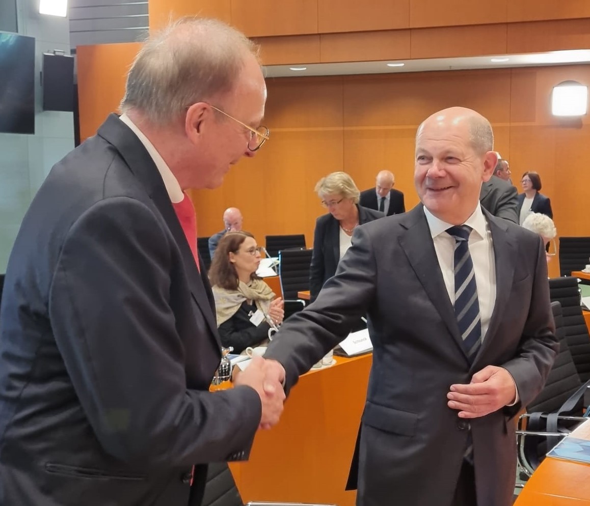 Das_Baugewerbe's tweet photo. #BündnisBezahlbarerWohnraum ZDB-Präsident heute im Austausch mit Bundeskanzler @OlafScholz und @klara_geywitz Nach dem erfolgreichen Auftakt müssen die Vorschläge konsequent umgesetzt werden. @BMWSB_Bund

Wichtig ist jetzt: Sozialen Wohnungsbau schnell angehen! https://t.co/HOfCKVyZPY