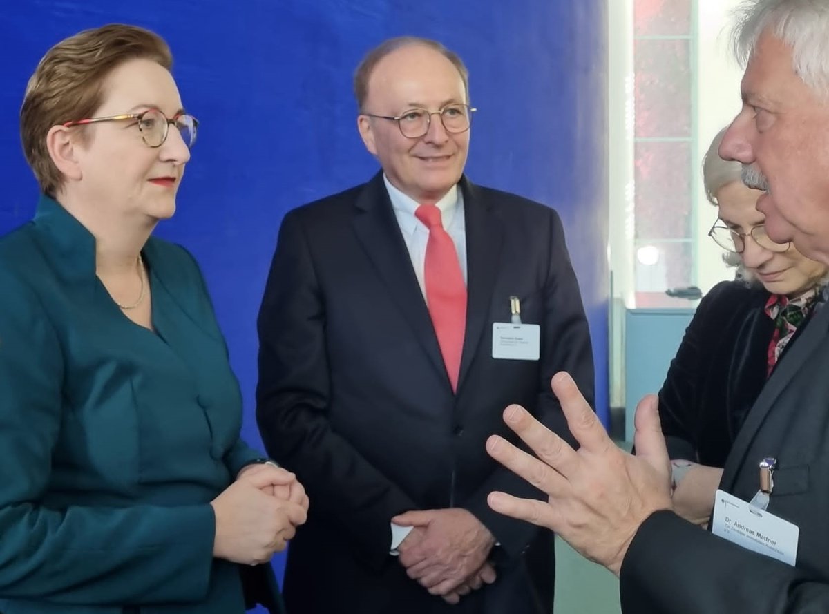 Das_Baugewerbe's tweet photo. #BündnisBezahlbarerWohnraum ZDB-Präsident heute im Austausch mit Bundeskanzler @OlafScholz und @klara_geywitz Nach dem erfolgreichen Auftakt müssen die Vorschläge konsequent umgesetzt werden. @BMWSB_Bund

Wichtig ist jetzt: Sozialen Wohnungsbau schnell angehen! https://t.co/HOfCKVyZPY