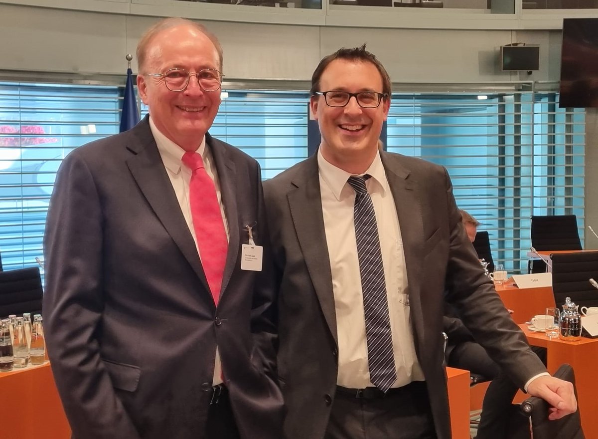 Das_Baugewerbe's tweet photo. #BündnisBezahlbarerWohnraum ZDB-Präsident heute im Austausch mit Bundeskanzler @OlafScholz und @klara_geywitz Nach dem erfolgreichen Auftakt müssen die Vorschläge konsequent umgesetzt werden. @BMWSB_Bund

Wichtig ist jetzt: Sozialen Wohnungsbau schnell angehen! https://t.co/HOfCKVyZPY